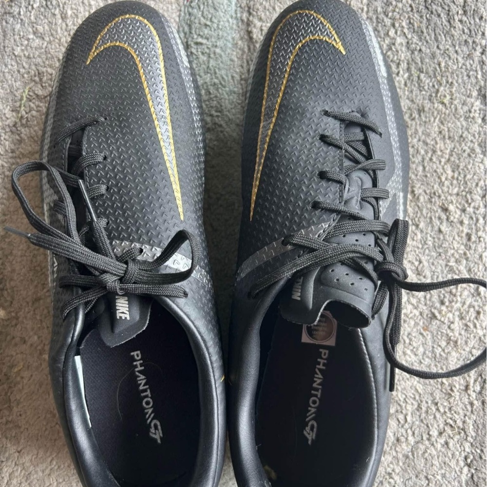 Soccer shoes